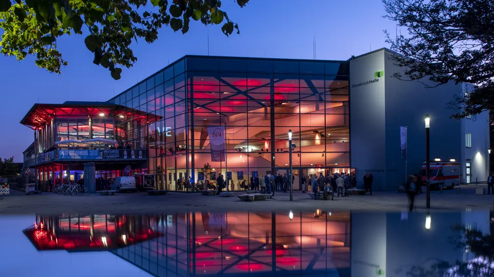 OsnabrückHalle beleuchtet am Abend